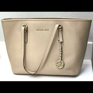 Jet Set Medium Saffiano Leather Top-Zip Tote Bag